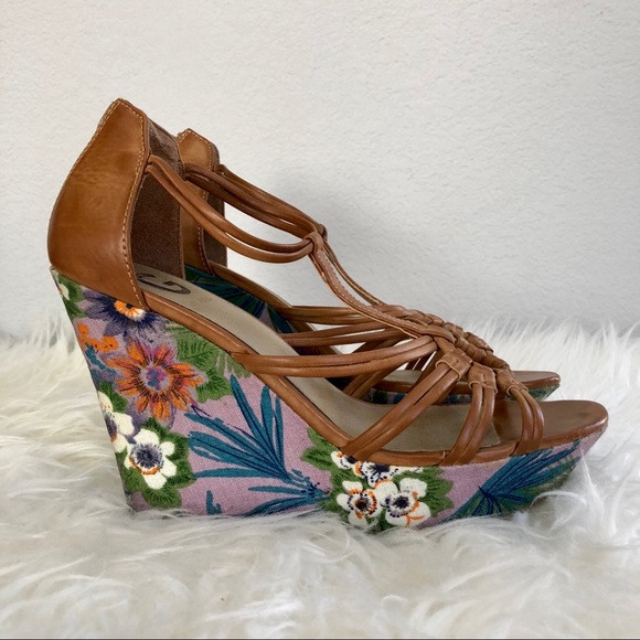 G by Guess, Divinci Platform Wedge Sandal - Picture 2 of 8